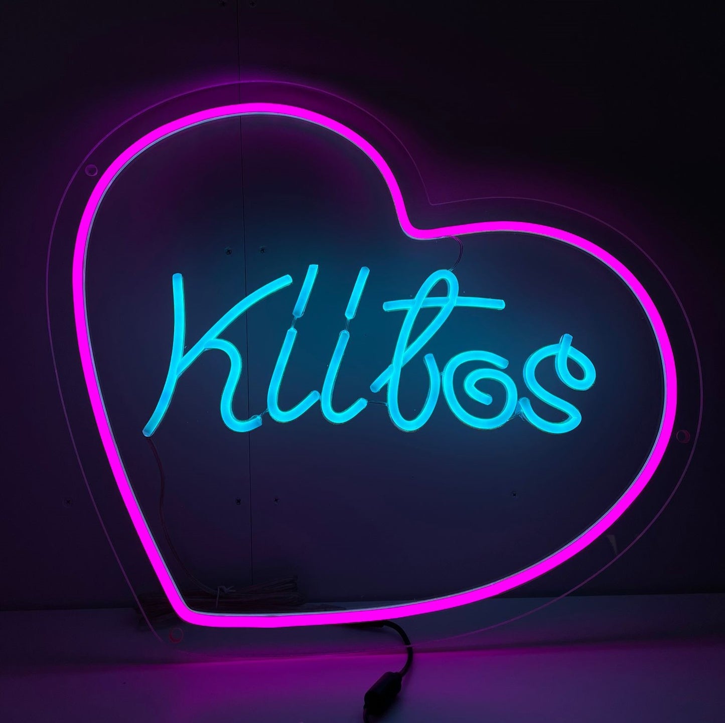 "Kiitos Heart Neon Sign" ��� Förhöj ditt utrymme med denna neonskylt som kombinerar det finska ordet "Kiitos" med ett hjärta som utstrålar tacksamhet och värme. Perfekt för mysiga platser och platser som hyllar uppskattning.