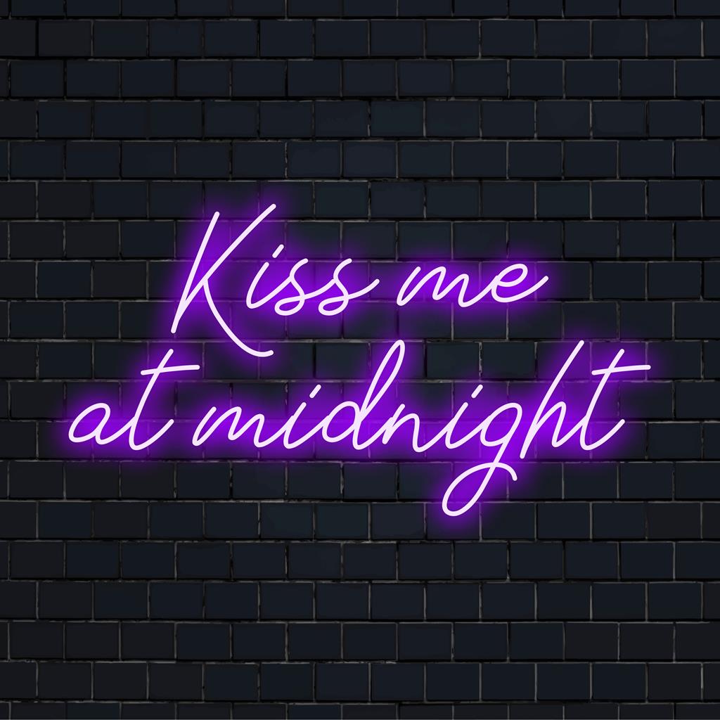 Anpassad LED-neonskylt som visar orden Kiss Me At Midnight i livfulla toner; idealisk för neonljusinredning.