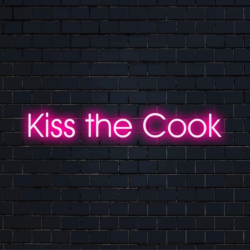 Anpassad LED neonskylt som läser Kiss The Cook, perfekt för köksväggar. Levande neonljus ger en lekfull kulinarisk touch.