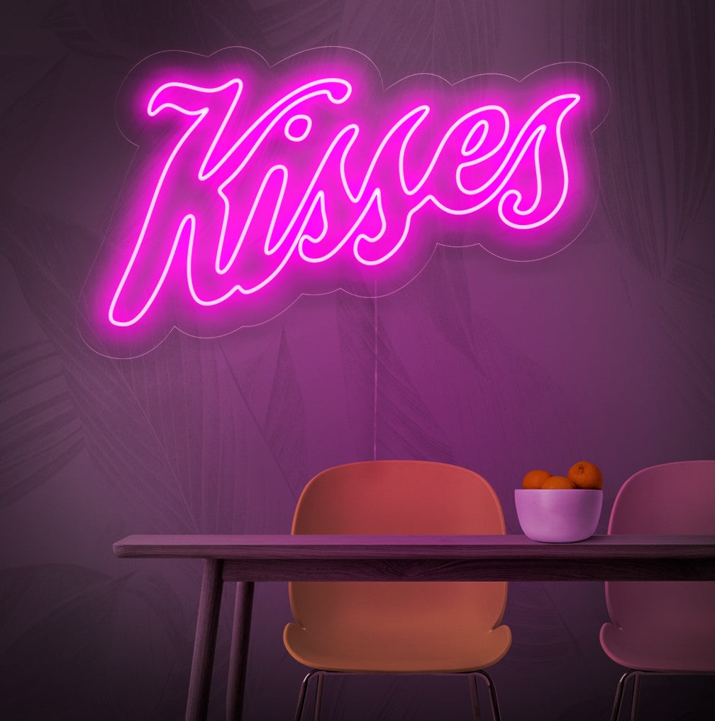 En upplyst neonskylt med ordet "Kisses", som symboliserar kärlek och romantik, ger en touch av passion och charm till alla utrymmen