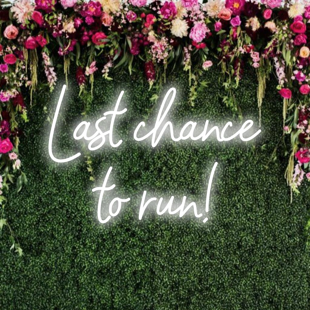 Skräddarsydd LED-neonskylt som visar Last Chance To Run i livfulla färger, perfekt för iögonfallande väggdekorationer.