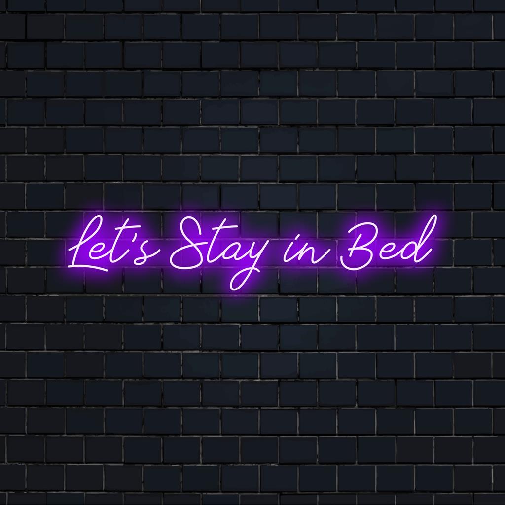 Handgjorda LED neonskyltar med texten Let's Stay In Bed, perfekt för mysig inredning. Levande och inbjudande ljus pjäs.