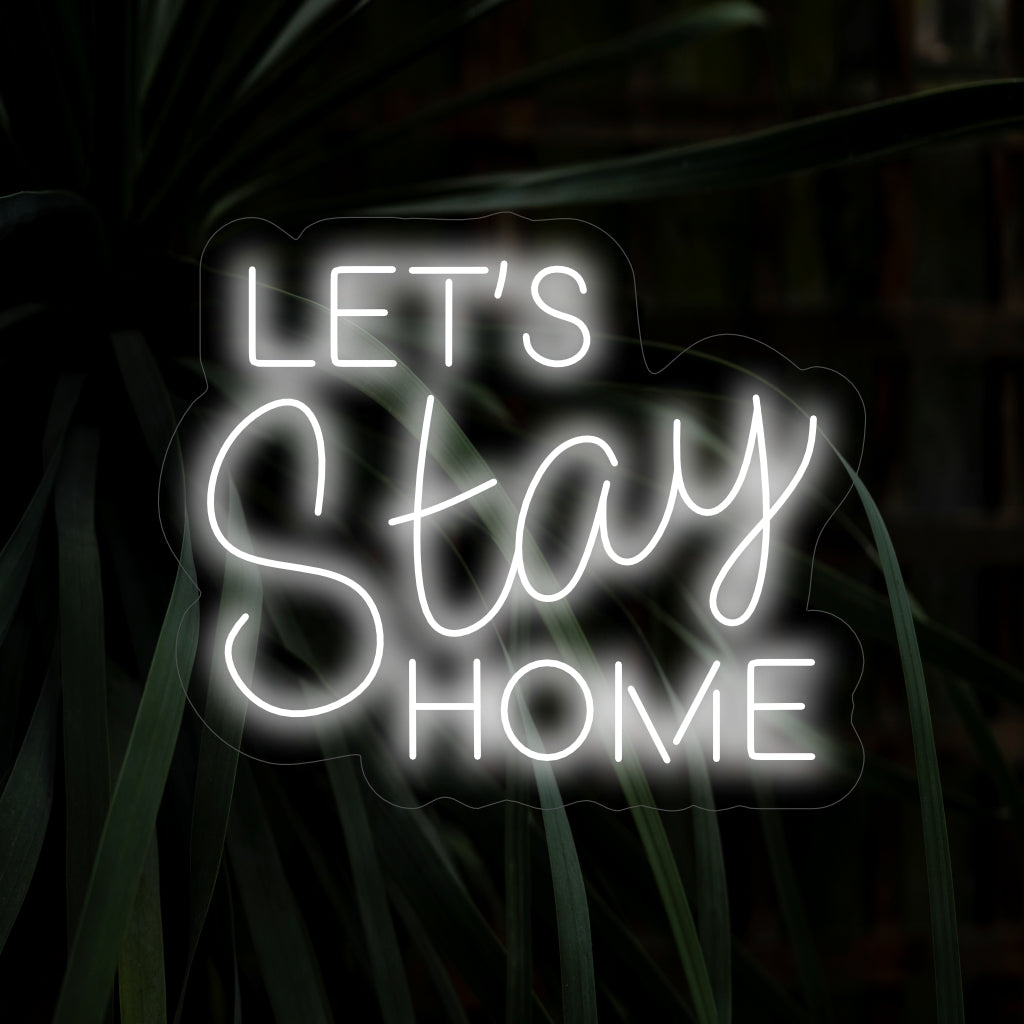 "Let's Stay Home Neon Sign" utstrålar mysiga vibbar, perfekt för att skapa en varm och inbjudande atmosfär. Perfekt för heminredning, den här skylten kompletterar utrymmen dedikerade till avkoppling och komfort.