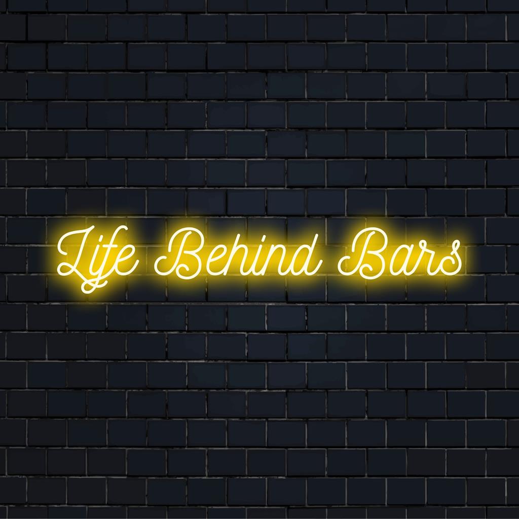 Skräddarsydd LED neonskylt som läser Life Behind Bars, perfekt för personlig inredning eller bardekor, som blandar lekfull kvickhet med neon elegans.