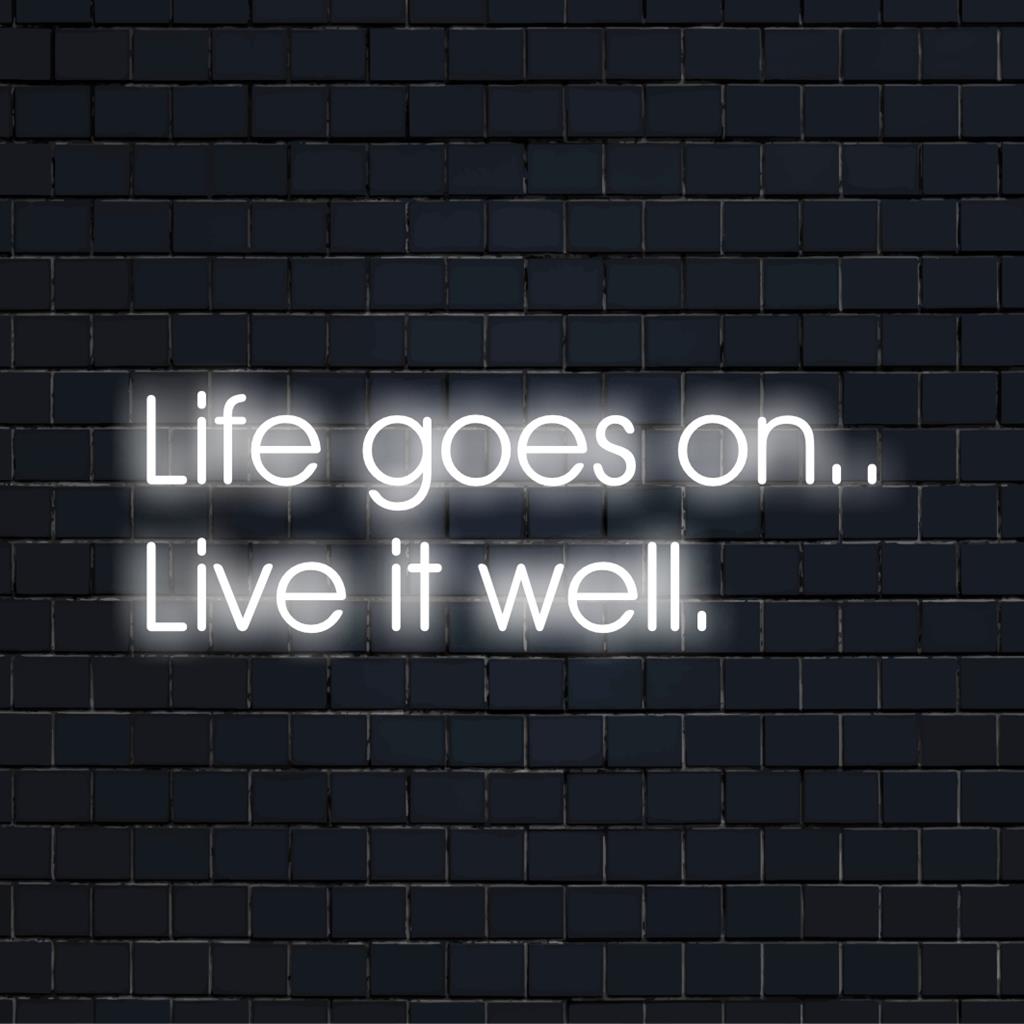 Life Goes On... Live It Well LED-skylt lyser upp med livfulla färger; en motiverande neon citat konstverk för alla utrymmen.