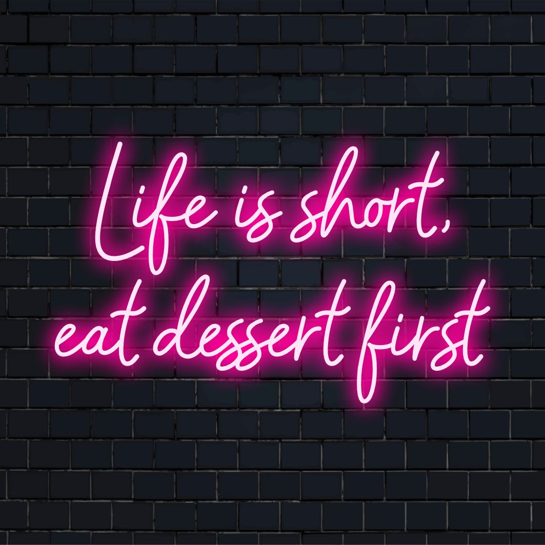 Anpassad LED-neonskylt som visar frasen Life Is Short, Eat Dessert First i elegant neondekor.