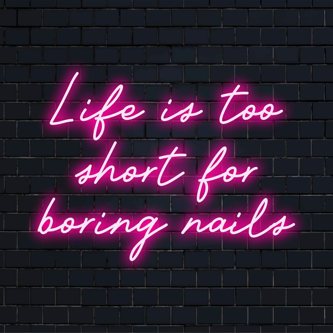 En levande, anpassad LED-neonskylt som framhäver det livliga mantrat: Life Is Too Short For Boring Nails, perfekt för alla utrymmen.