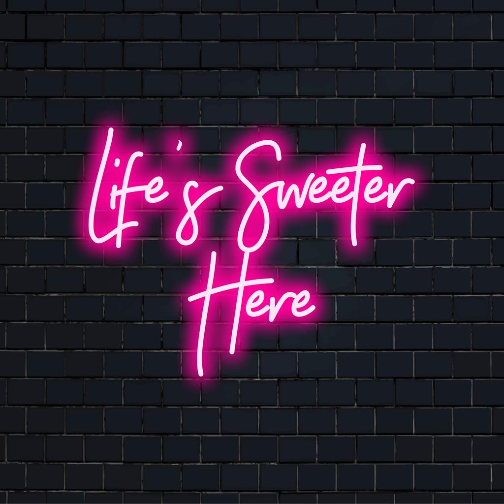Livlig LED-neonskylt som visar Life's Sweeter Here, perfekt för att förstärka alla utrymmen med anpassad neonljuscharm.