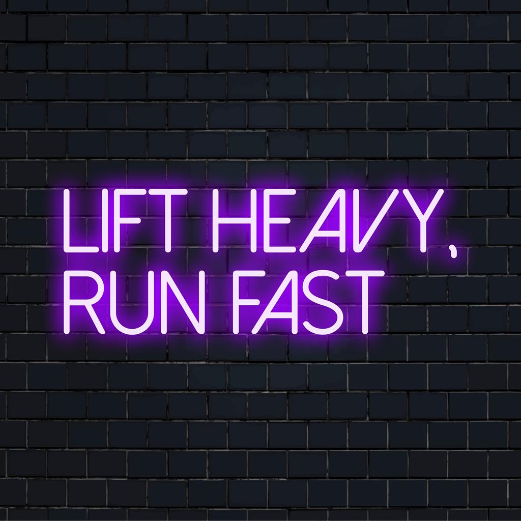 Anpassad LED-neonskylt som säger "Lift Heavy, Run Fast" i fet stil; livfull väggkonst för energigivande träningsmiljöer.