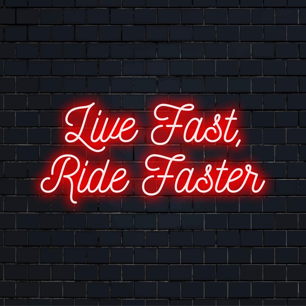 Neonskylt med frasen Live Fast, Ride Faster, perfekt för djärv neonljusdekor i anpassningsbar LED-stil.