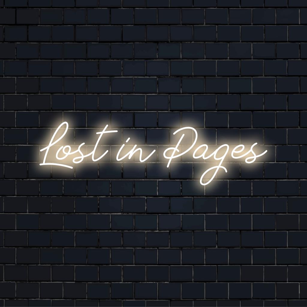Anpassad LED-neonskylt med frasen Lost In Pages, perfekt för att lägga till en litterärt inspirerad glöd till alla utrymmen.