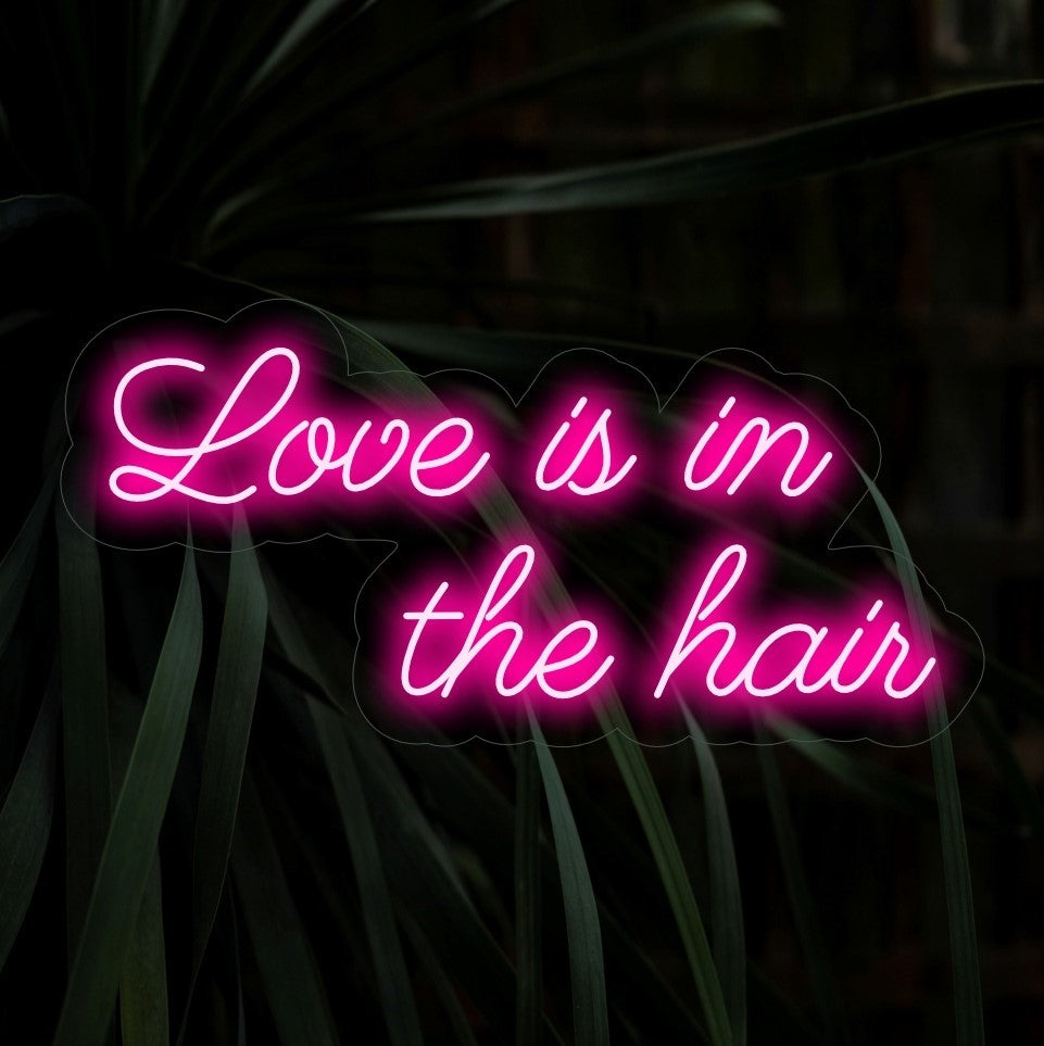 "Love Is In The Hair Neon Sign" är ett romantiskt och elegant tillägg för utrymmen som hyllar hårets skönhet. Lys upp med kärlek och stil!