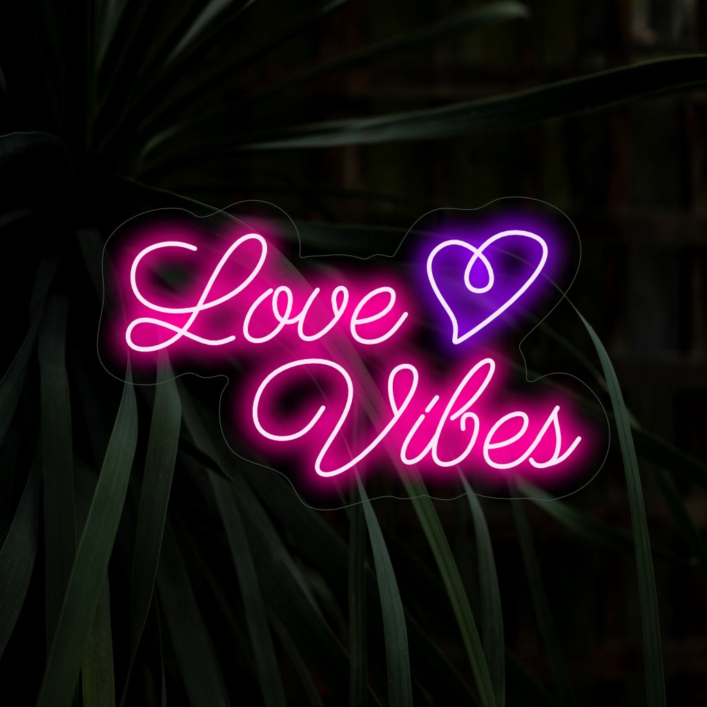 "Love Vibes Neon Sign" är ett trendigt och kärleksfullt tillskott för utrymmen som utstrålar positiv och romantisk energi. Lys upp med kärleksvibbar!