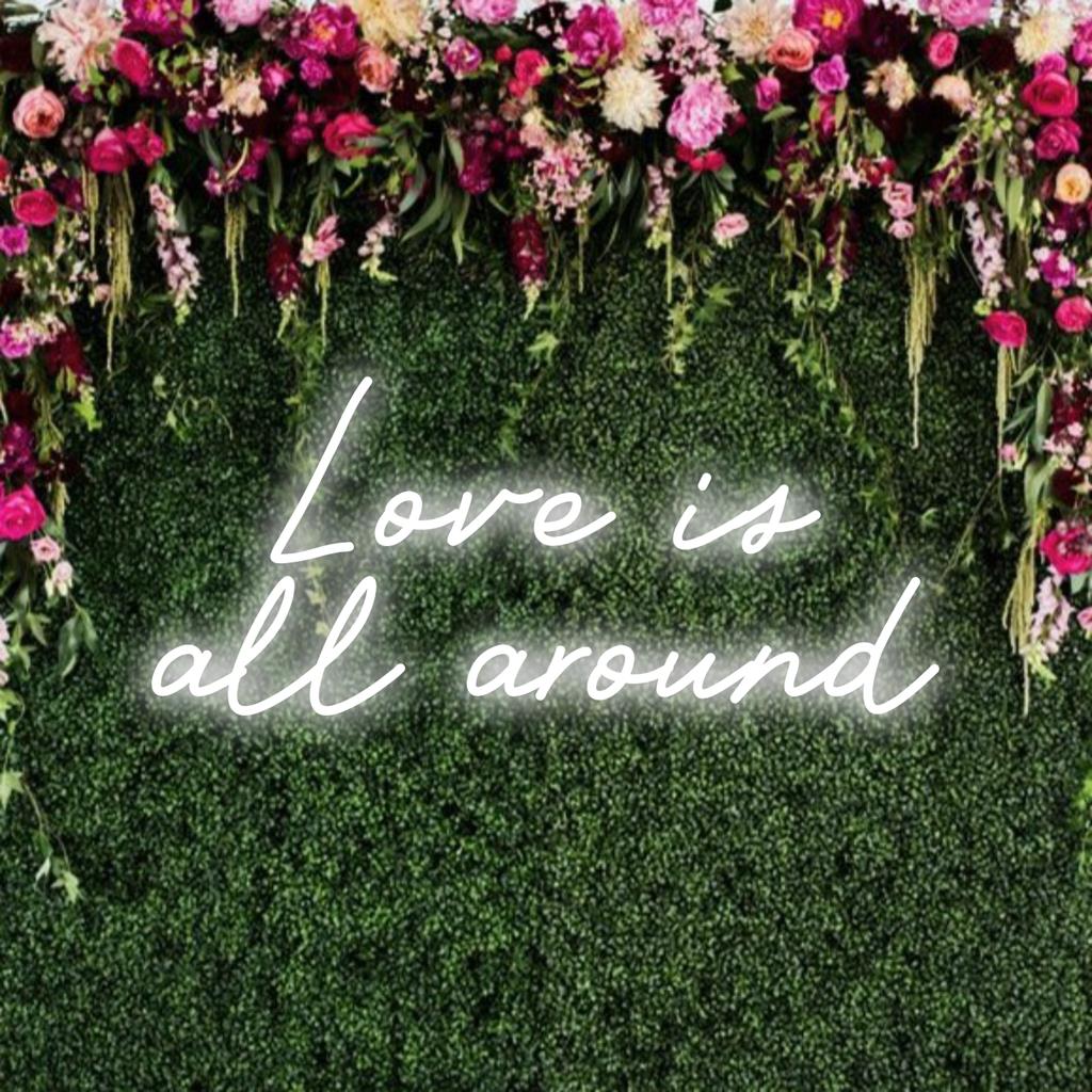 LED-neonskylt som visar Love Is All Around i livfulla färger, perfekt för att tillföra värme och positivitet till alla utrymmen.