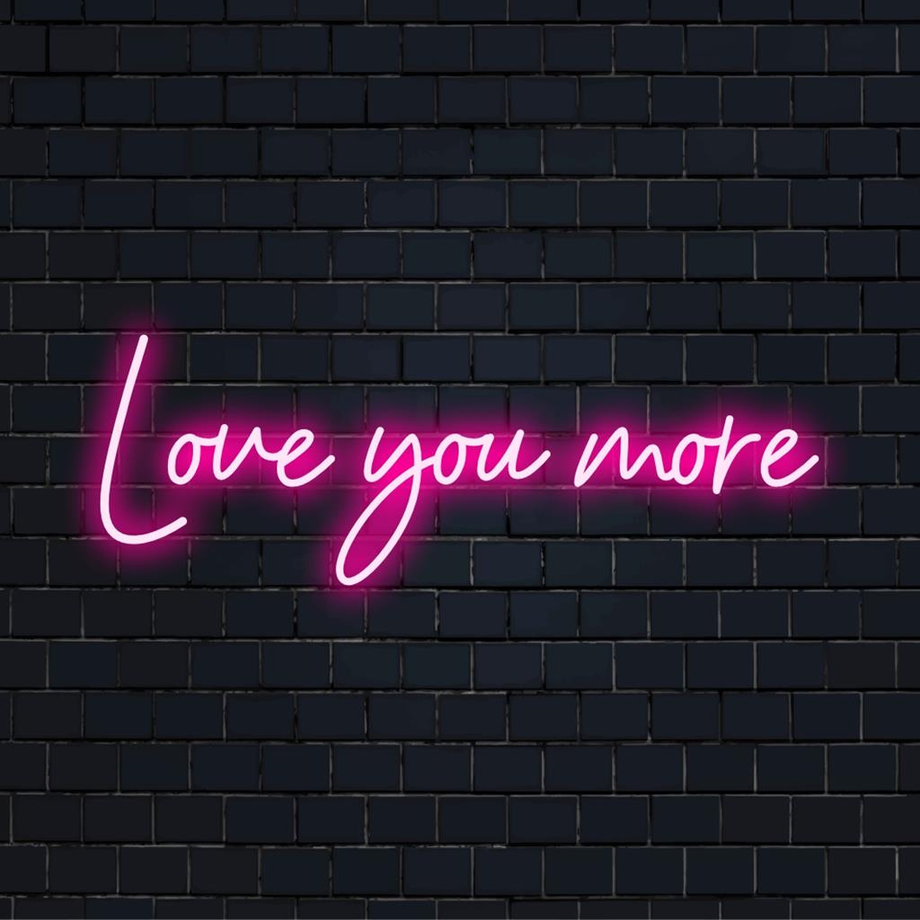 Skräddarsydda LED-neonskyltar som stavar Love You More med livfulla bokstäver; perfekt neondekor för att uttrycka innerliga känslor.