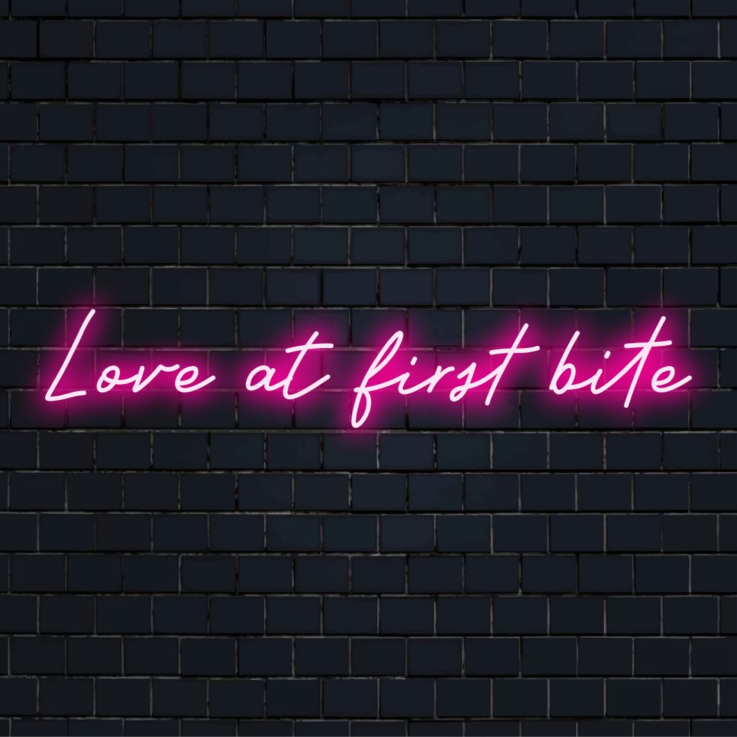 LED neonskylt med Love At First Bite text; perfekt för att lägga till en lekfull, personlig touch till alla utrymmen.