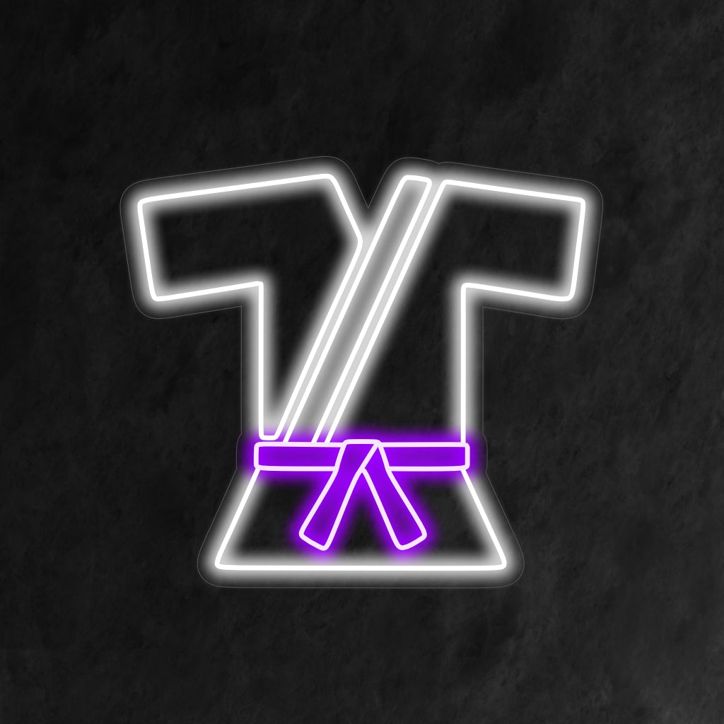 "Martial Arts Uniform Neon Sign" är ett dynamiskt och energiskt tillägg, perfekt för kampsportsstudior och träningsutrymmen. Lys upp med andan av disciplin och styrka!