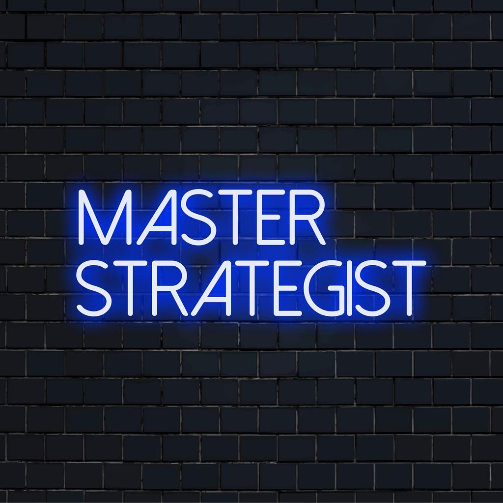 Upplyst Master Strategist-text i varm LED-neon, perfekt som en anpassad accent i modern inredning.