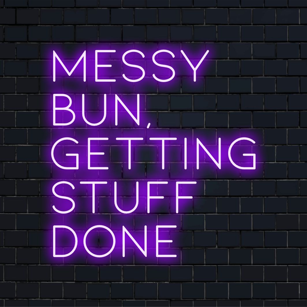 LED neonskylt med texten "Messy Bun, Getting Stuff Done"; perfekt neon citat konstdekor för personlig motivation.