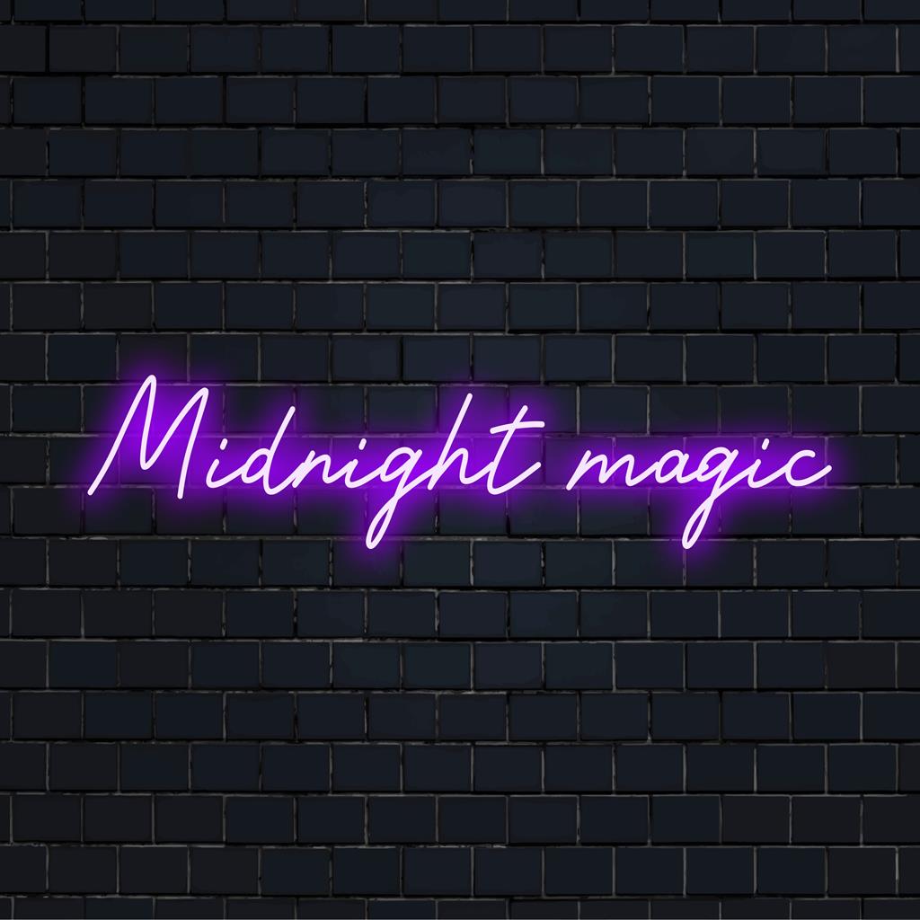 LED-neonskylt kallad "Midnight Magic", som inkapslar hantverksmässigt hantverk i skräddarsydd neonväggkonst.