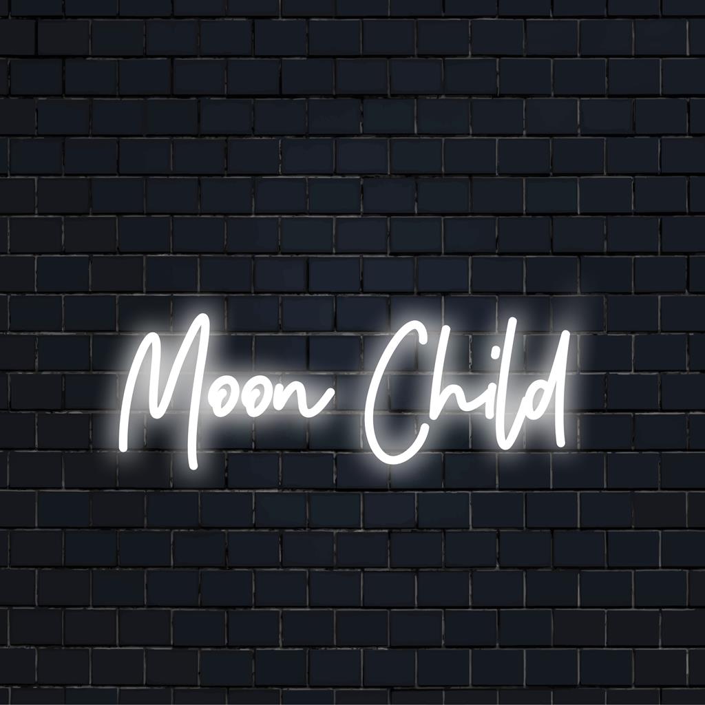 LED-neonskylt: Moon Child lyser i livfulla nyanser och blandar kosmiska vibbar med personlig heminredning.