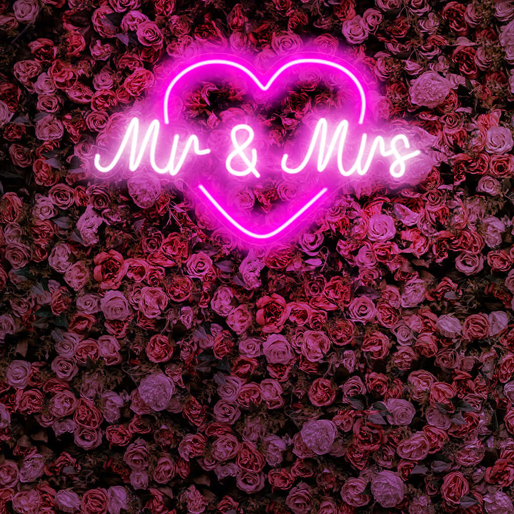 "Mr & Mrs With Heart Neon Sign" är ett romantiskt och celebert tillägg, perfekt för utrymmen som firar kärlek och partnerskap. Lys upp med äktenskaplig värme!