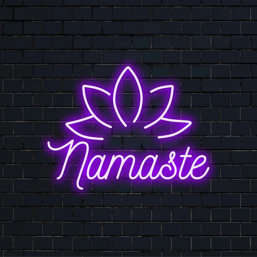 Anpassad LED-neonskylt som läser Namaste i livfulla färger, perfekt för zen-utrymmen och andlig inredning.