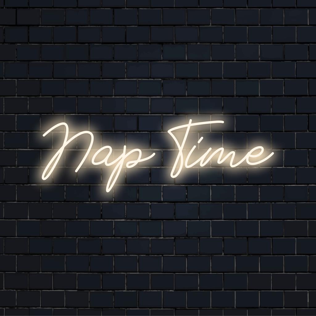 Neonskylt lyser upp Nap Time i livfulla nyanser, perfekt för mysiga utrymmen. Anpassad LED-design kombinerar ljus med avkopplande atmosfär.