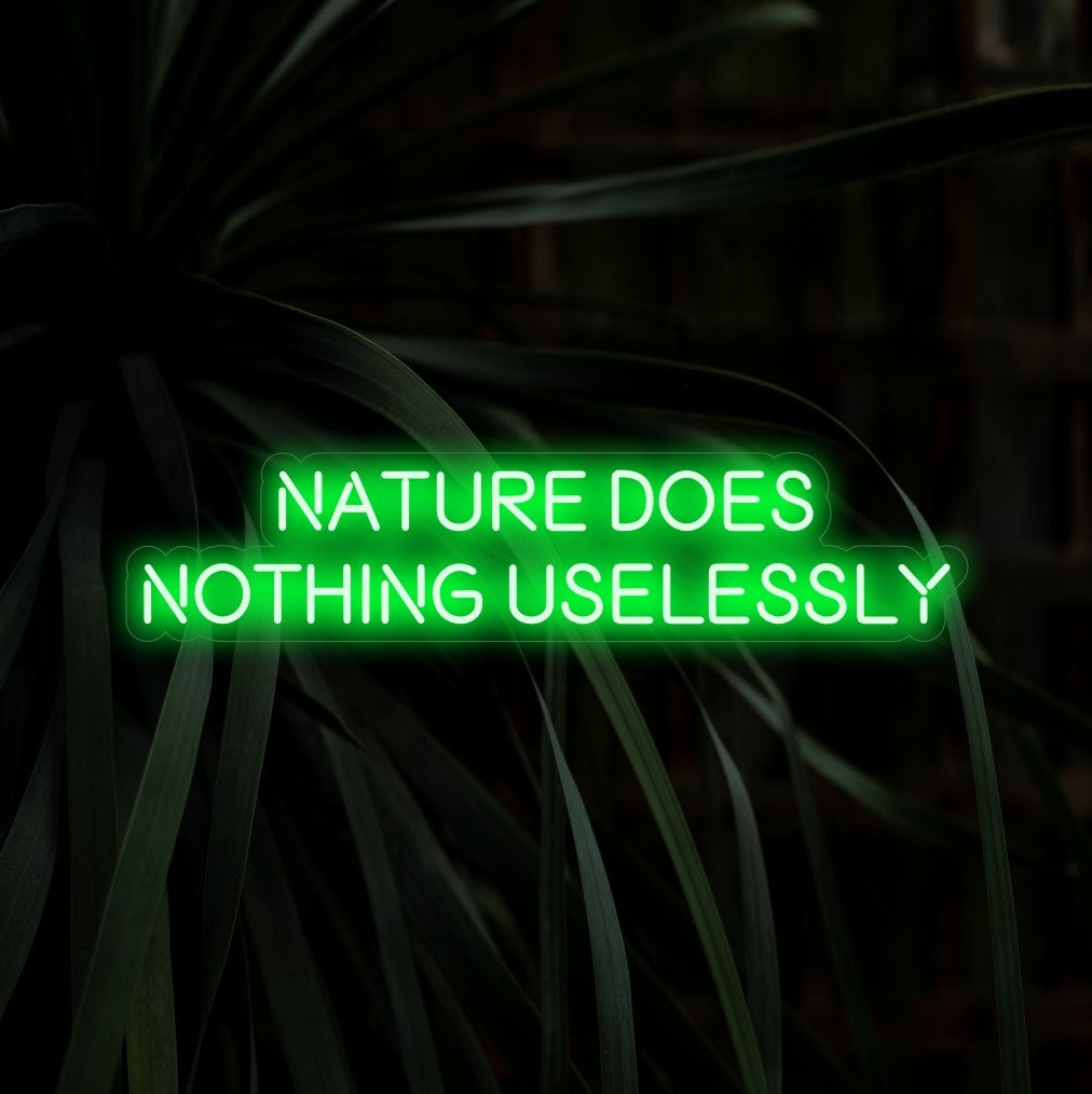 "Nature Does Nothing Uselessly Neon Sign" är ett filosofiskt och kontemplativt tillägg, perfekt för utrymmen som omfamnar naturens visdom. Lys upp med djupa tankar!
