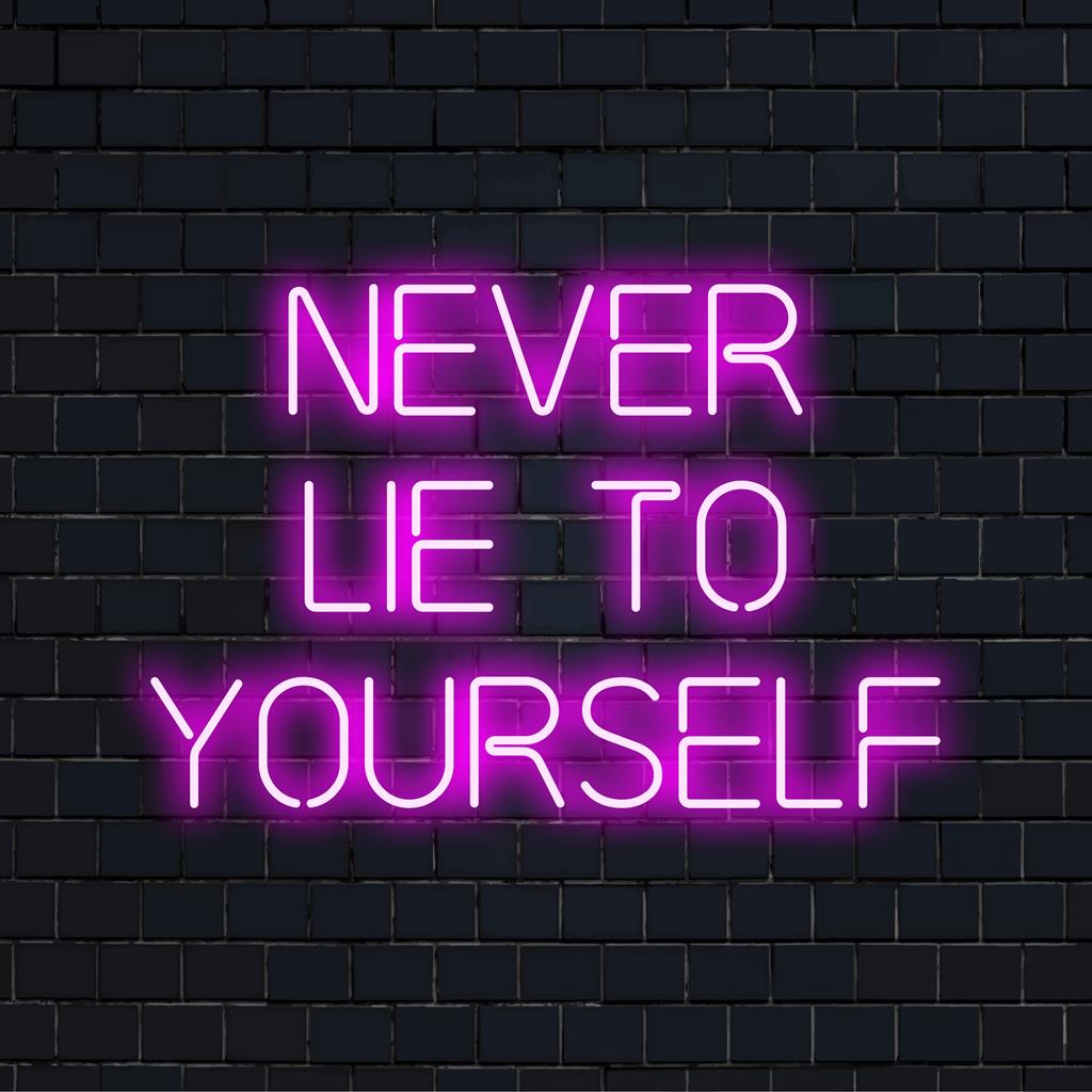 Anpassad LED-neonskylt med frasen Never Lie to Yourself; en blandning av inspirerande budskap och livfull neondekor.
