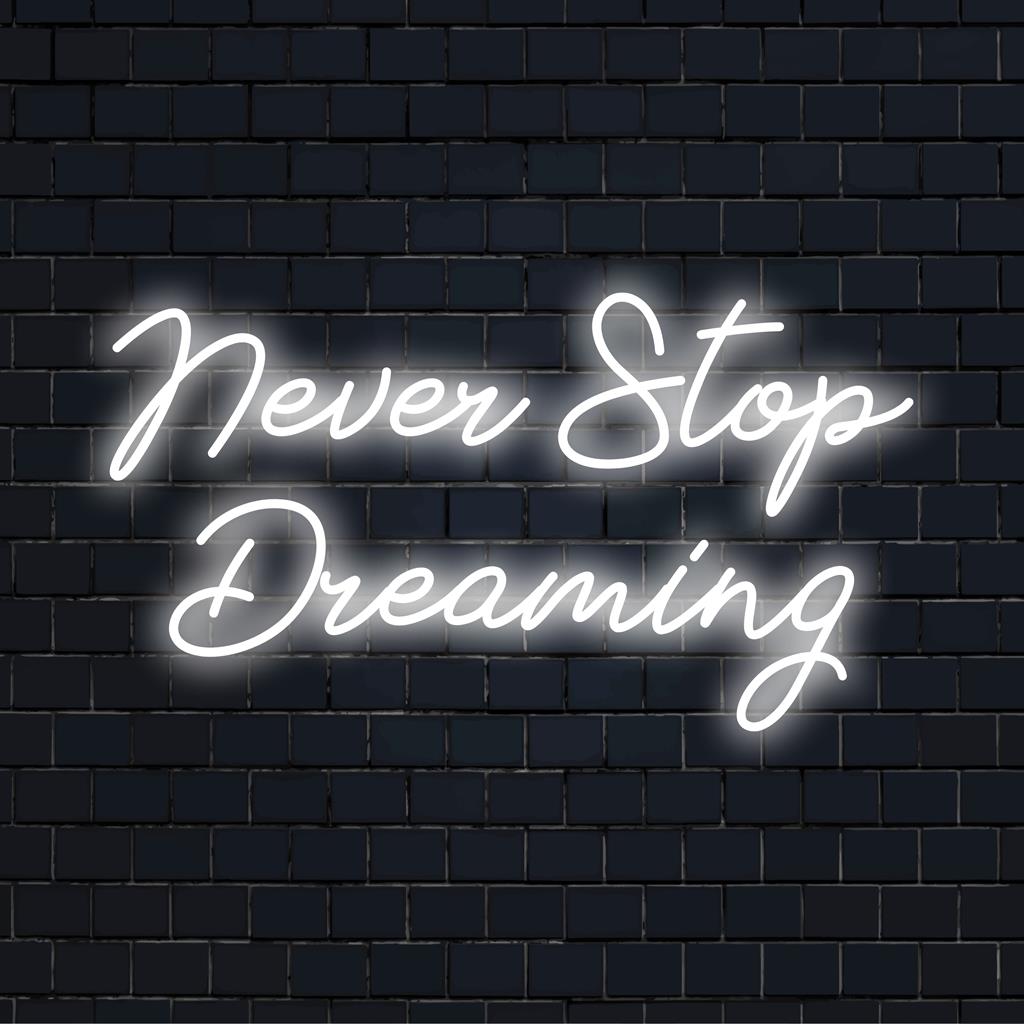 Skräddarsydd LED-neonskylt med Never Stop Dreaming i ljusa, eleganta bokstäver; en glödande inspiration för alla rum.