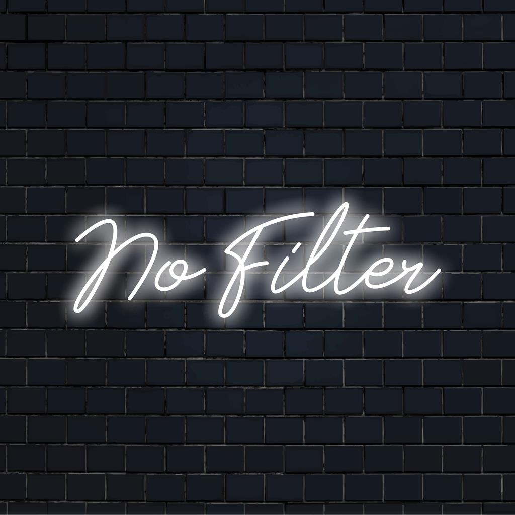 Levande skräddarsydd LED-neonskylt som anger No Filter, perfekt för att lägga till ett djärvt uttalande till vilket utrymme som helst.