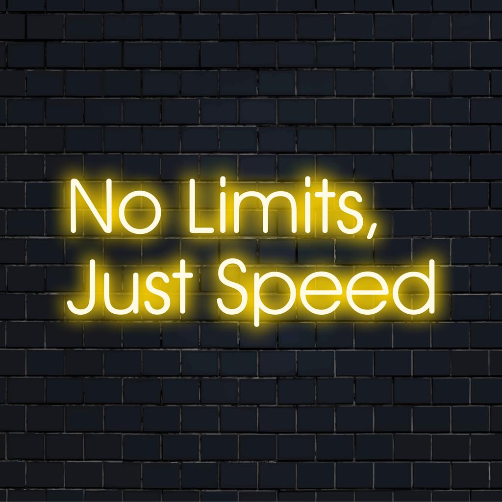 Levande LED neon väggkonst som stavar "No Limits, Just Speed" i fet stil, perfekt för ett dynamiskt och energiskt utrymme.