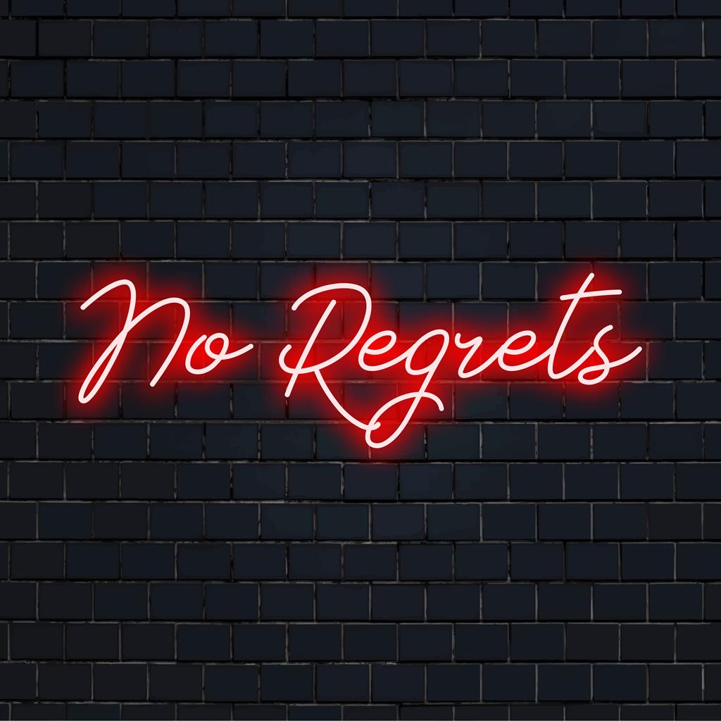 LED neonskylt med frasen No Regrets i djärv, livfull belysning; catchy inredningsdetalj för moderna interiörer.