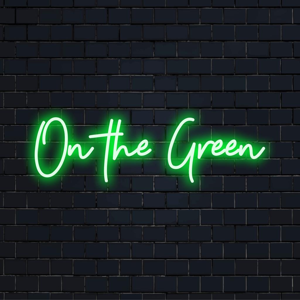 Livlig anpassad LED-neonskylt med frasen On The Green, perfekt för att lägga till en unik, personlig touch till alla utrymmen.