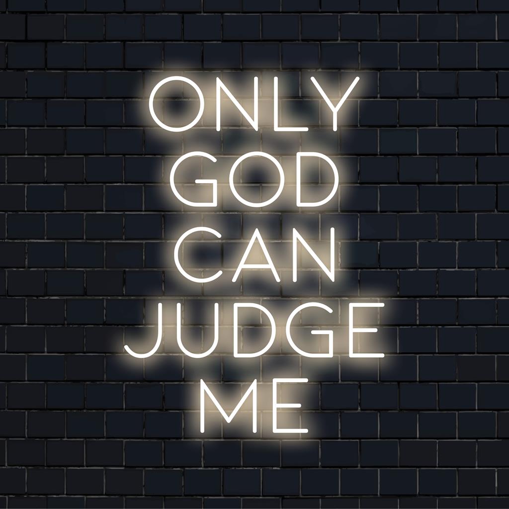 Skräddarsydd LED-neonskylt med texten "Only God Can Judge Me", med livfulla neonljus och personlig konstnärlig design.
