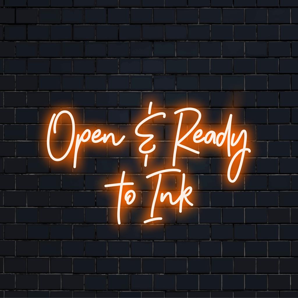 LED-neonskylt med det inbjudande meddelandet Open Ready To Ink med ljusa, djärva bokstäver, perfekt för tatueringsstudior eller kioskvisningar.