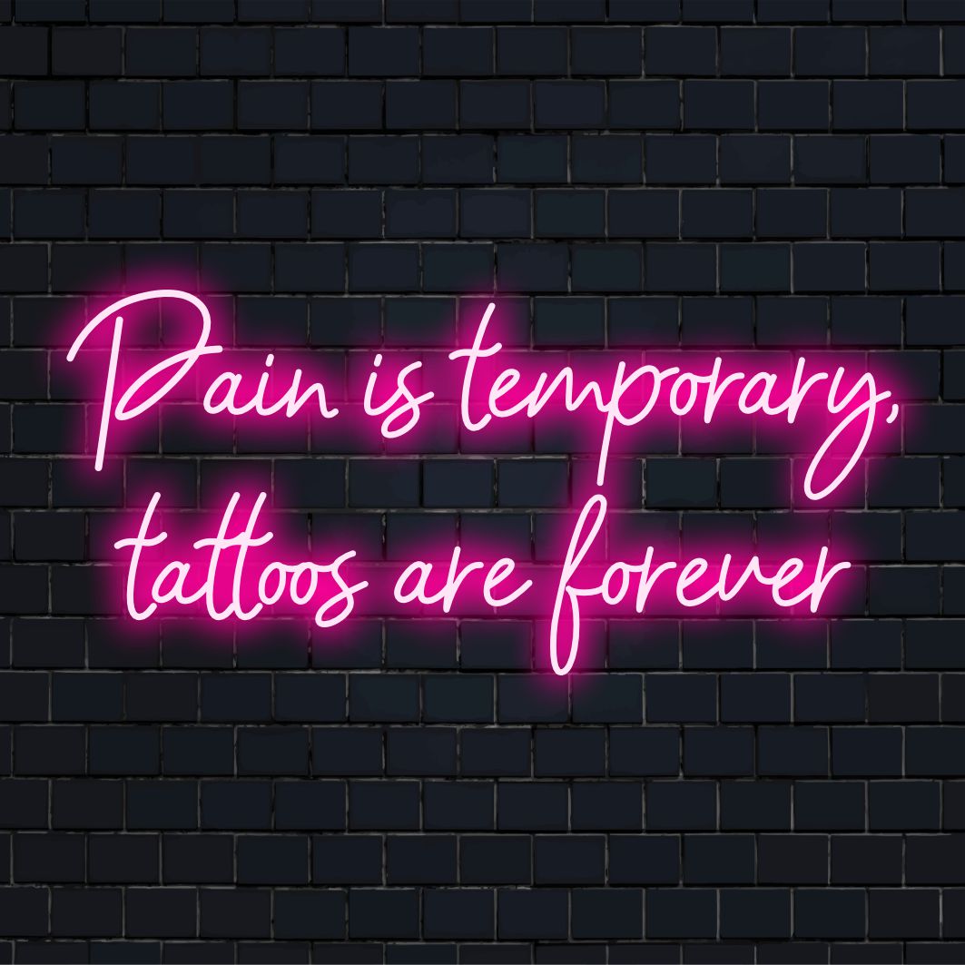 Skräddarsydd LED-neonskylt med frasen Pain Is Temporary, Tattoos Are Forever upplyst i levande neonbelysning.