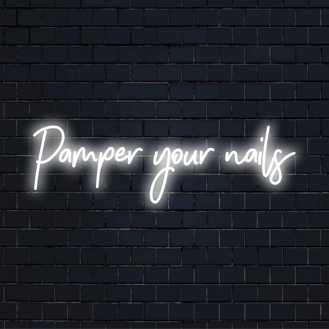 Anpassad LED neonskylt med frasen Pamper Your Nails, perfekt för personlig neondekor eller salongsväggkonst.