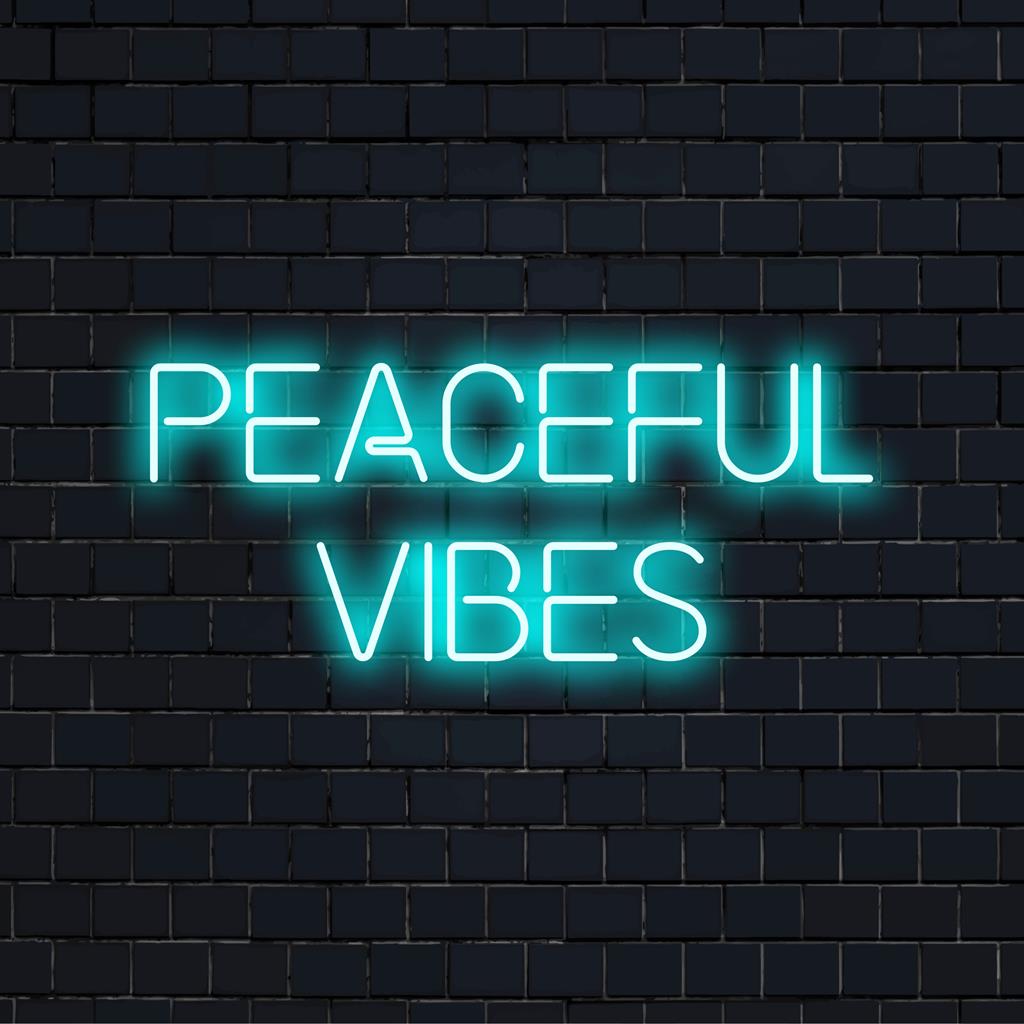 Livlig anpassad LED-neonskylt som anger Peaceful Vibes, perfekt för att ge en fridfull touch till alla utrymmen med skräddarsydd neonkonst.