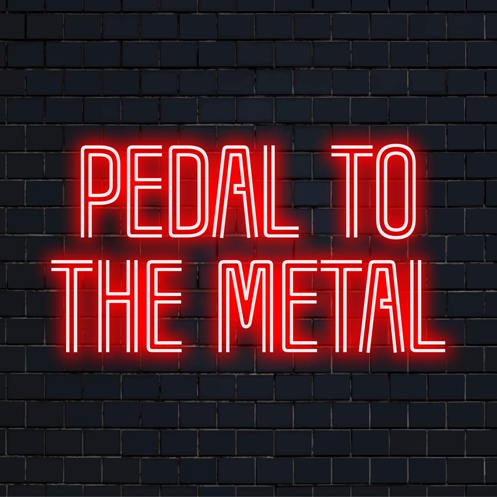 Levande skräddarsydd LED neonskylt med titeln Pedal To The Metal; perfekt för livlig inredning, som kombinerar konst och belysning.