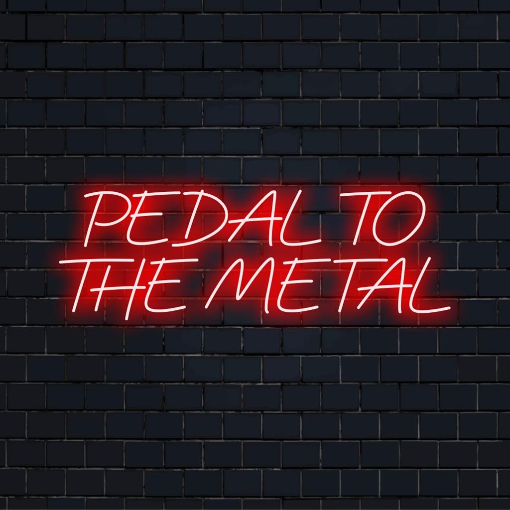 LED neonskylt med frasen Pedal To The Metal med fet stil; levande väggkonst för inredning.