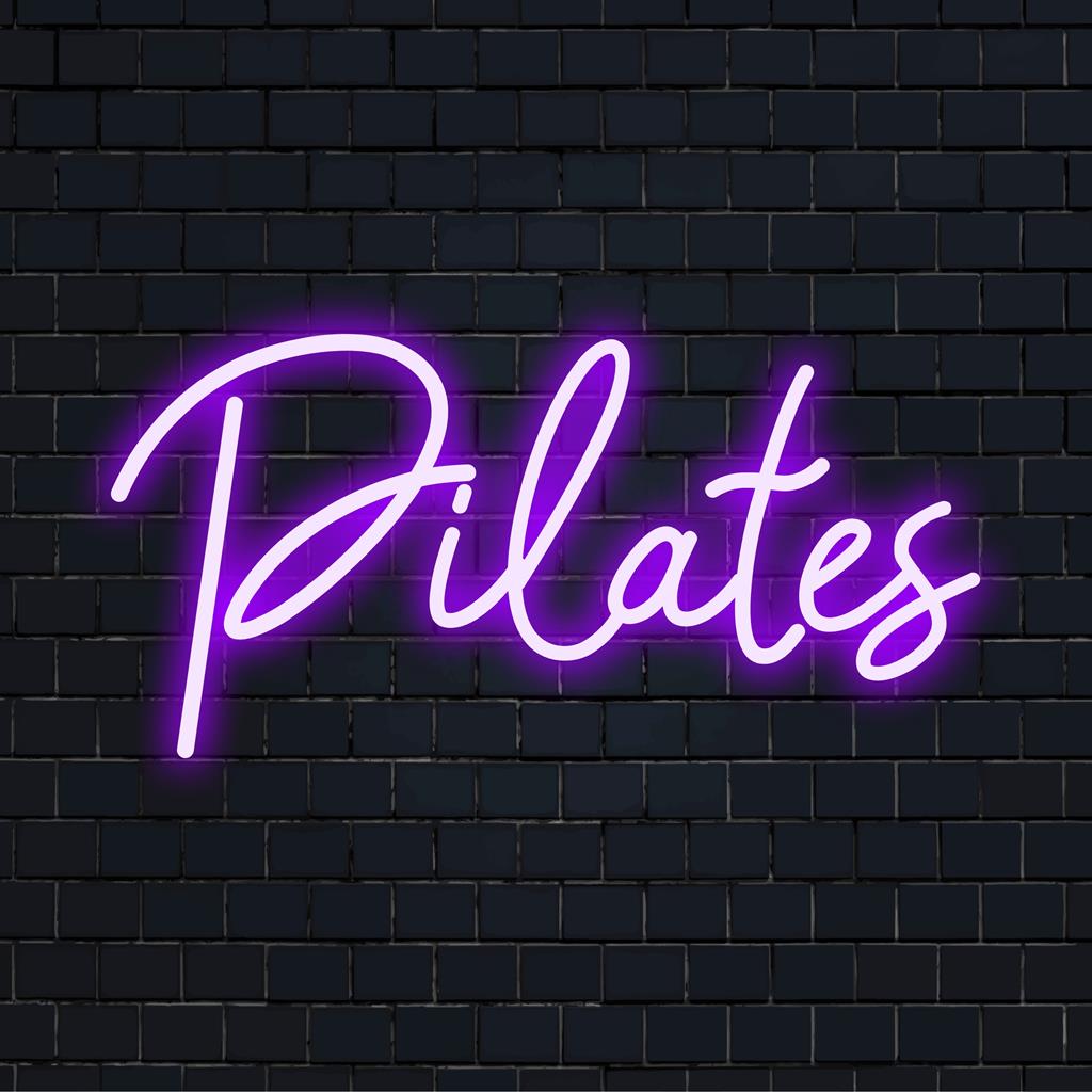 LED neonskylt med pilates i flytande text, perfekt för studior; en elegant neonaccent och personlig väggkonstdekor.