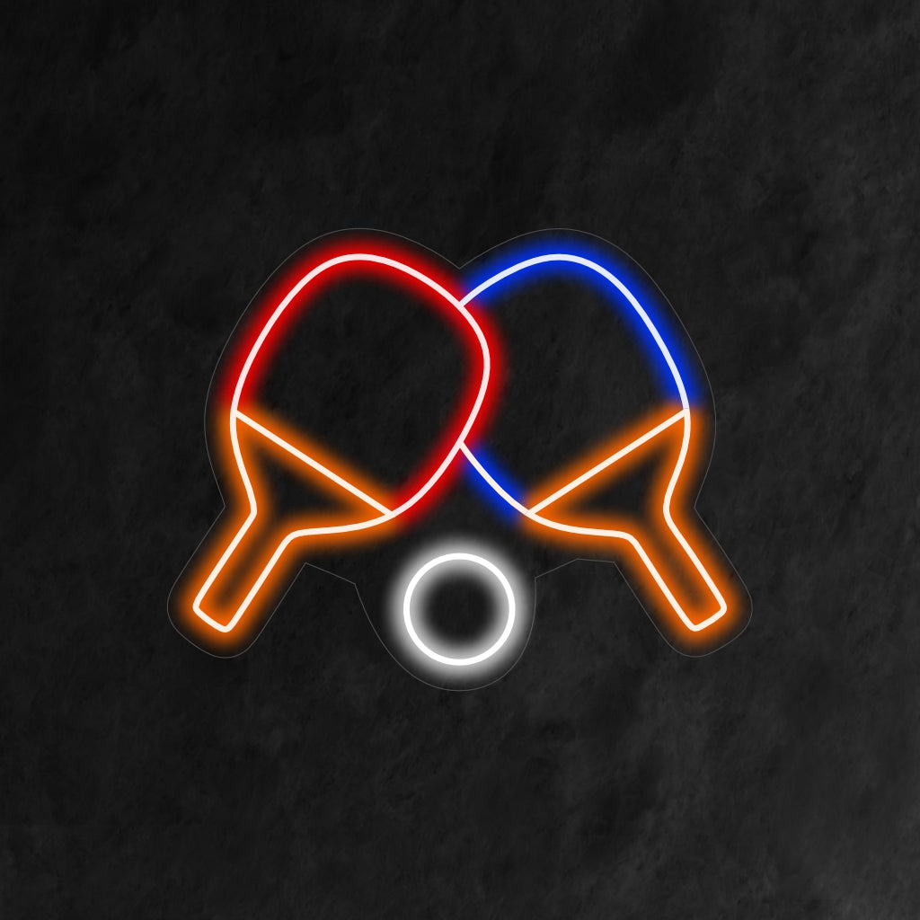 "Ping Pong Table Tennis Neon Sign" är ett dynamiskt och sportigt tillägg, perfekt för utrymmen som hyllar spänningen med bordtennis. Lys upp med energin av en tändsticka!