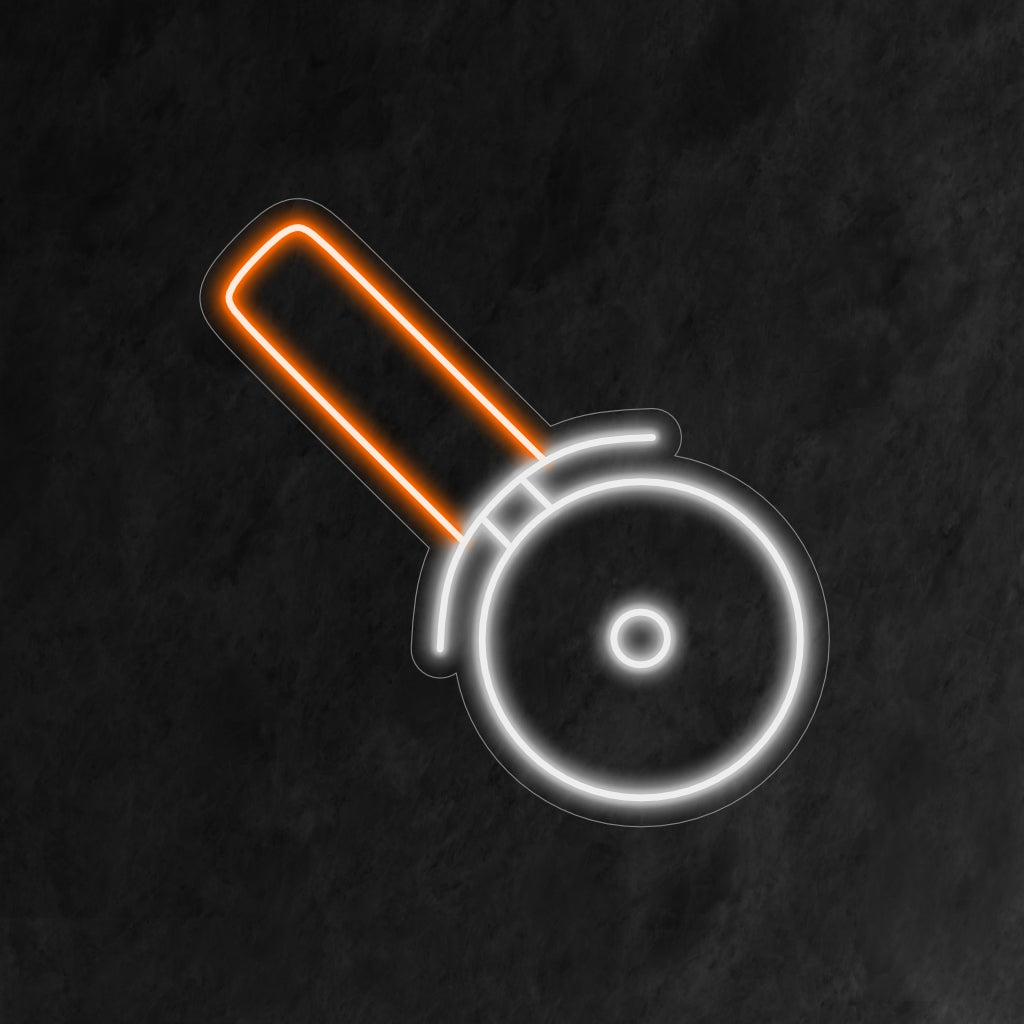 "Pizza Cutter Wheel Neon Sign" är ett udda och kulinariskt tillägg, perfekt för utrymmen som uppskattar konsten att göra pizza. Lys upp med känslan av en pizzaentusiast!