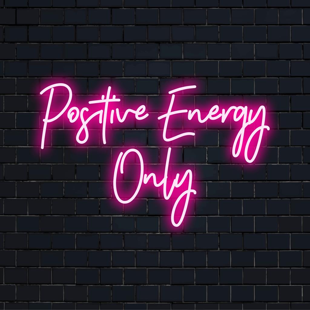 Levande neonskylt "Positive Energy Only" som lyfter ditt utrymme med en personlig touch och atmosfärisk glöd.