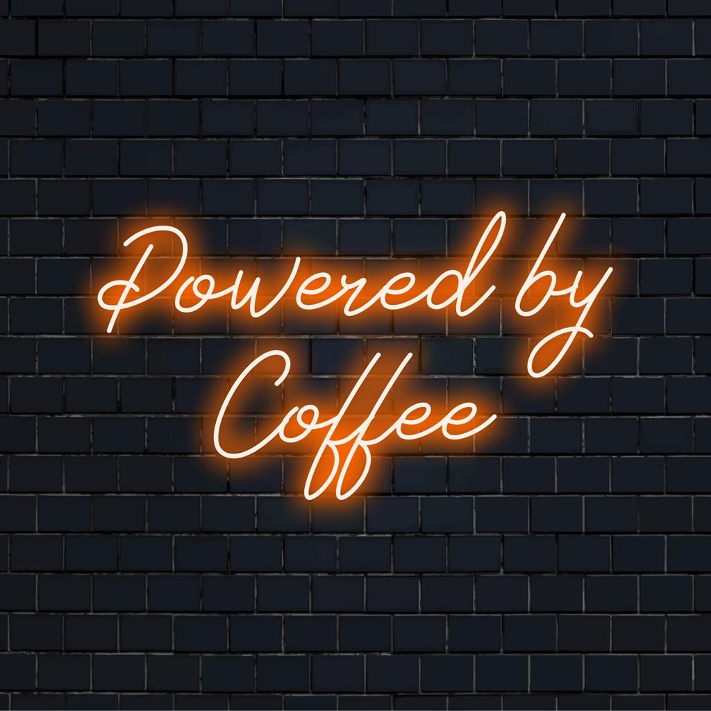 Anpassad LED-neonskylt med texten "Powered By Coffee", perfekt för kaféinredning eller kaffeälskare, ger en levande touch till alla utrymmen.
