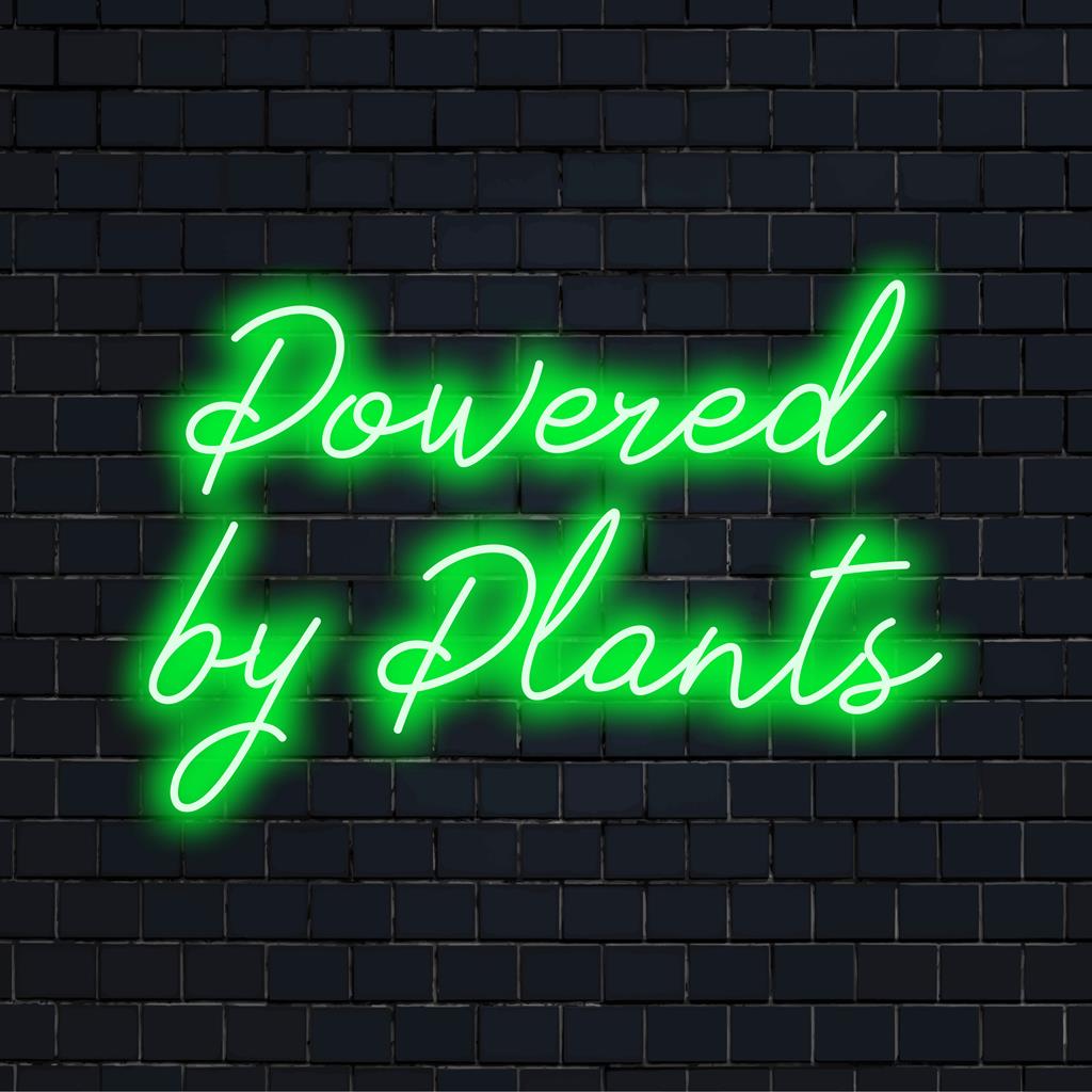 Skräddarsydd LED neonskylt som läser Powered By Plants, perfekt för växtälskare och miljövänlig neondekor.