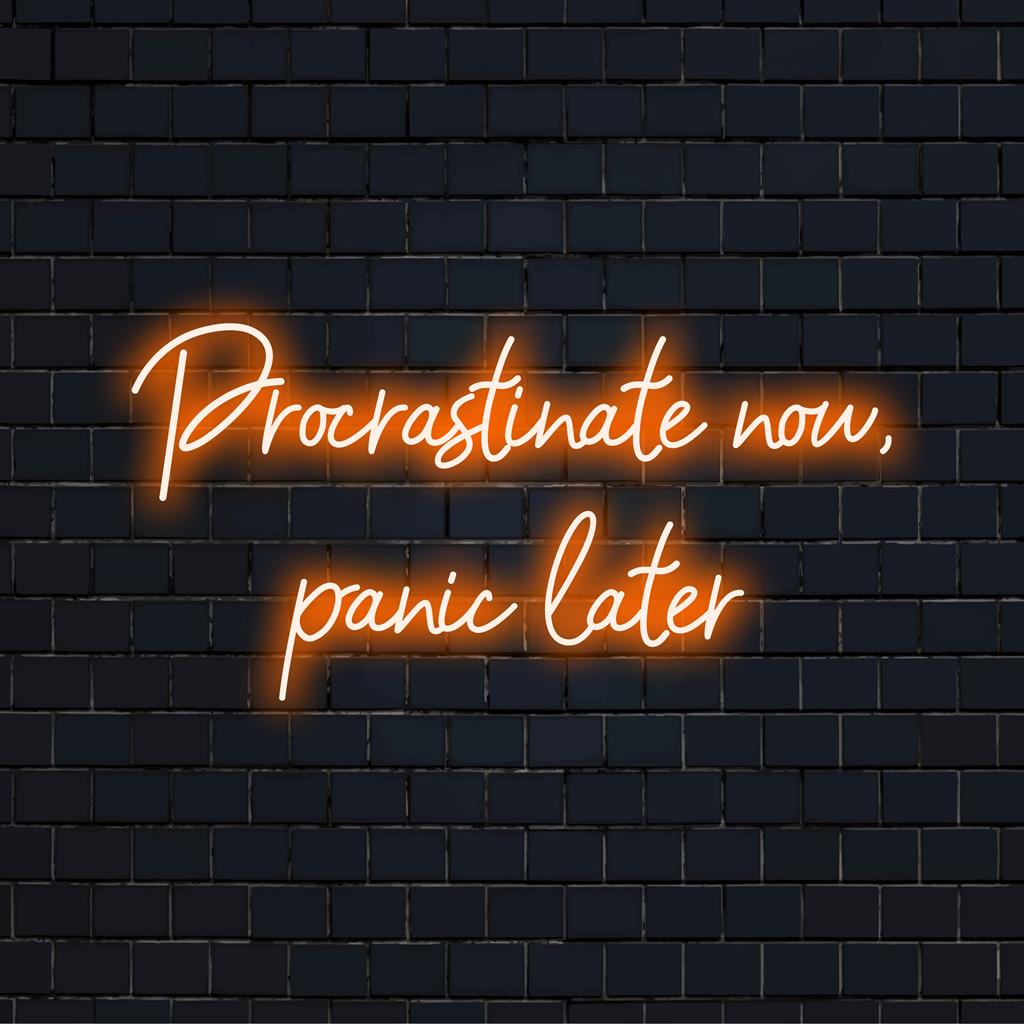 Anpassad LED-neonskylt med frasen Procrastinate Now, Panic Later i livfulla färger, perfekt för djärv neondekor.