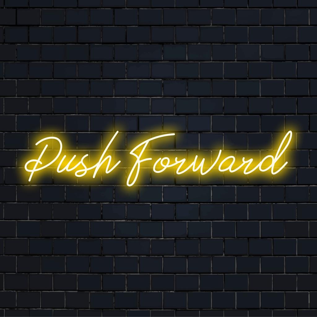 Anpassad LED-neonskylt med Push Forward, med livfulla färger och snyggt typsnitt; perfekt för motiverande inredning.